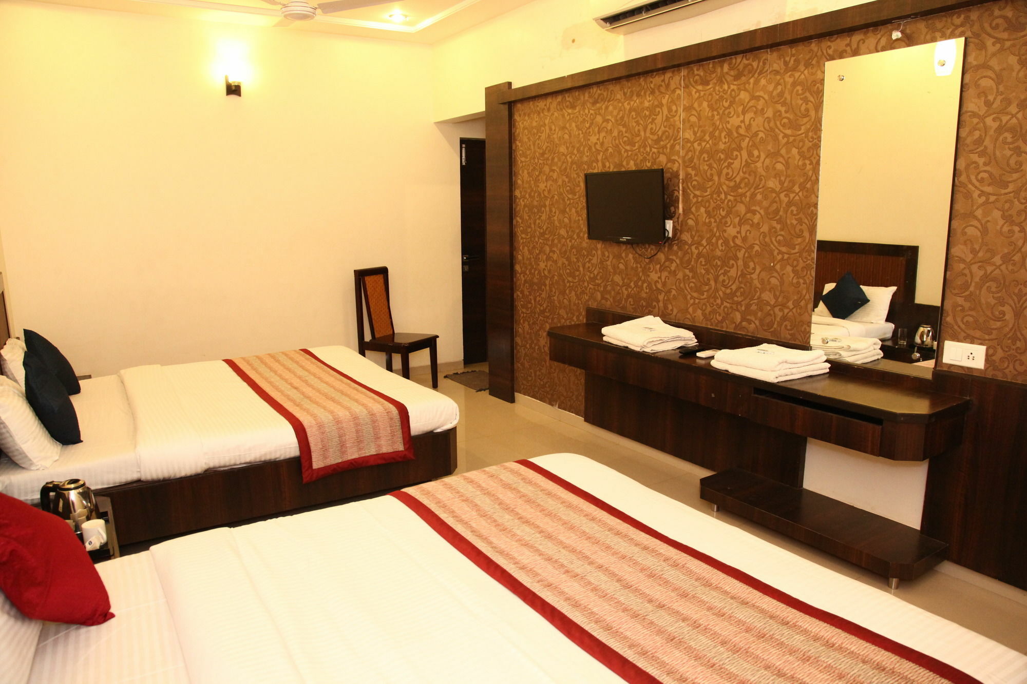 שירדי Hotel Sai Ramanand מראה חיצוני תמונה